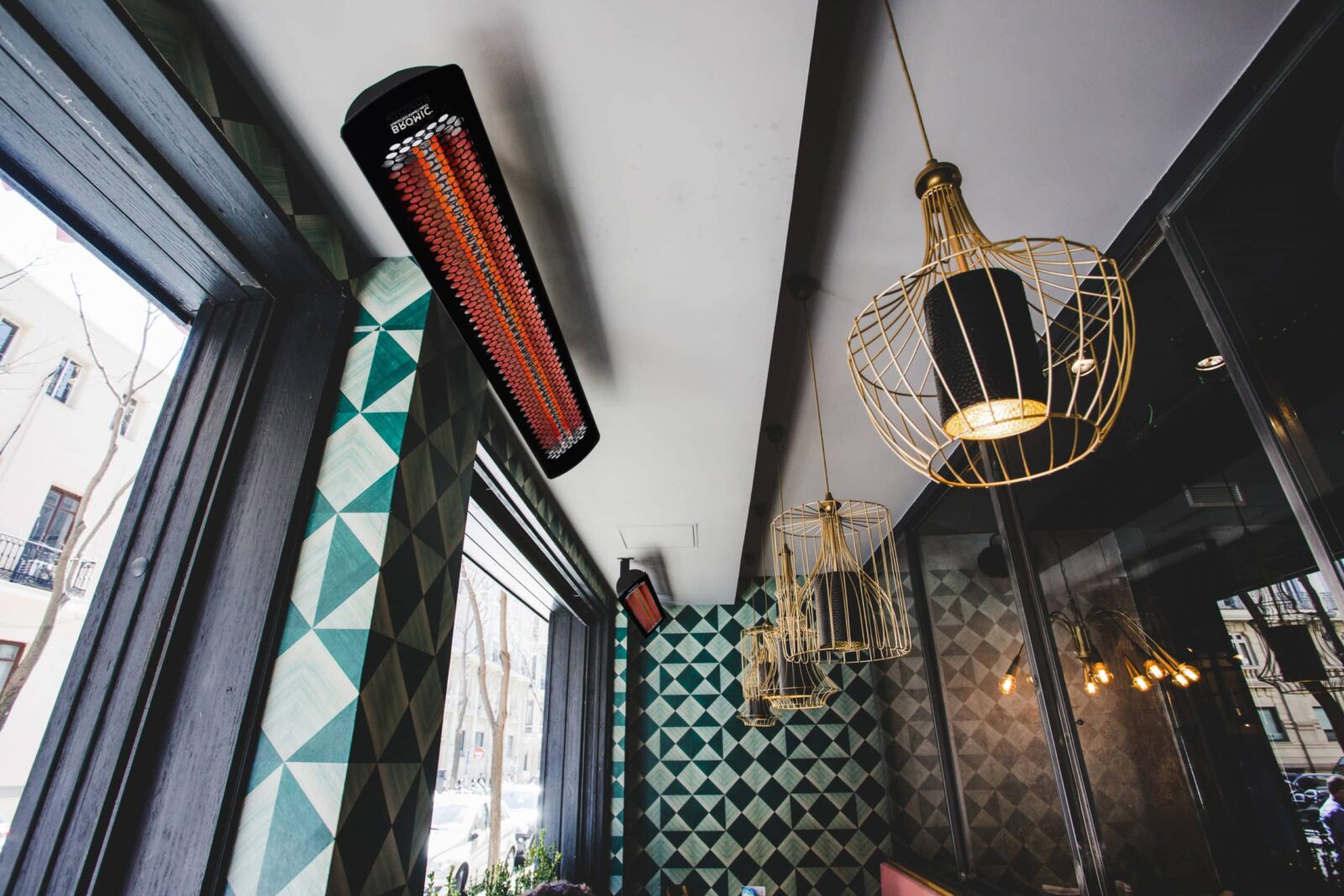 Radiateur d’extérieur électrique monté au plafond dans un café