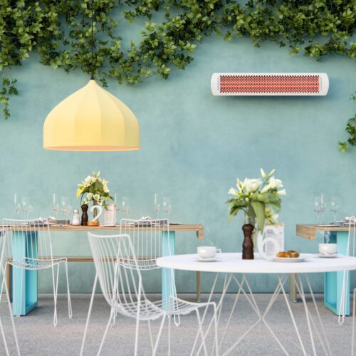 Radiateur d’extérieur blanc sur mur vert dans une cour