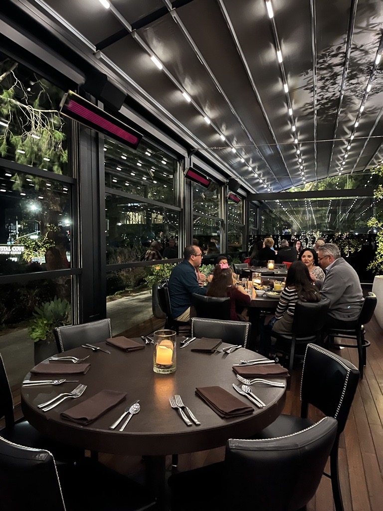 Chauffage de terrasse de restaurant Platinum Electric – Javier’s, Newport Beach