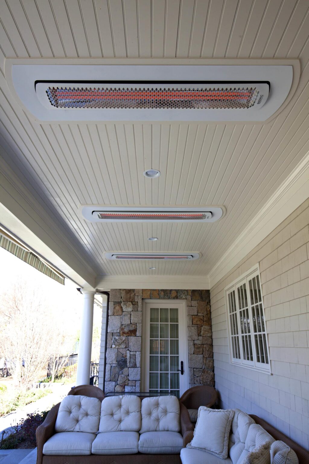 Radiateur électrique blanc encastré dans le plafond sur le porche