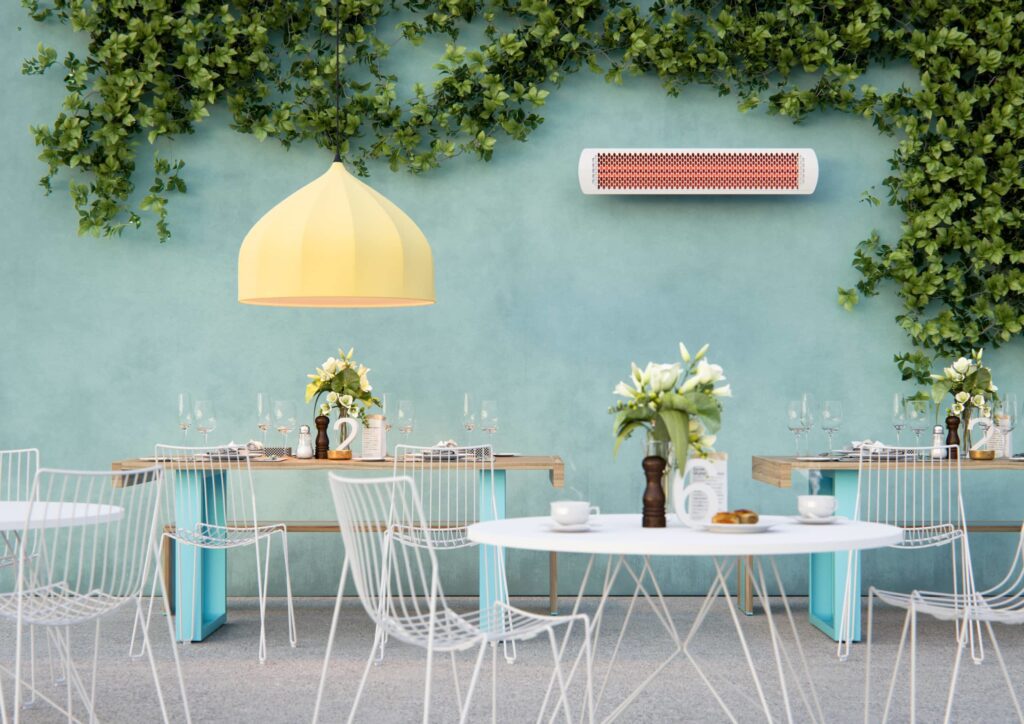 Radiateur d’extérieur blanc sur mur vert dans une cour