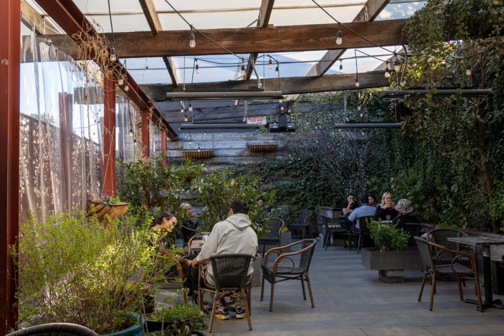 Patio extérieur luxuriant avec des personnes et chauffage extérieur